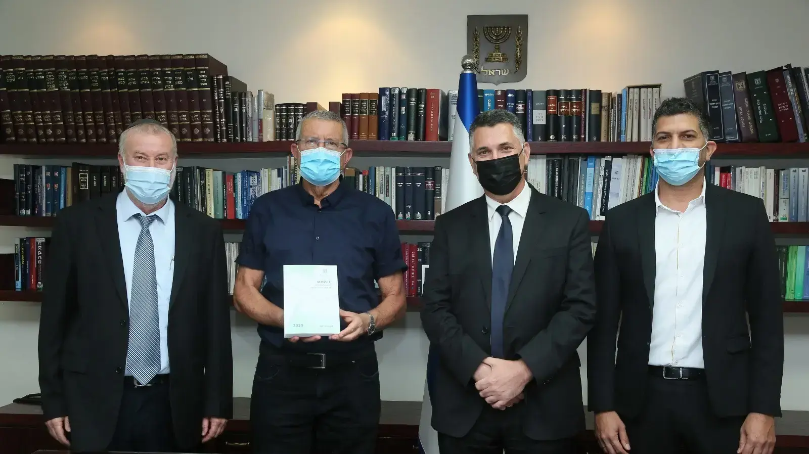 ממעמד הגשת הדוח השנתי של נציב תלונות הציבור על מייצגי המדינה בערכאות לשנת 2020
משתתפים- היועץ המשפטי לממשלה, ד"ר אביחי מנדלבליט, שר המשפטים, גדעון סער, נציב תלונות הציבור על מייצגי המדינה בערכאות, כב' השופט (בדימוס) דוד רוזן 16 באוגוסט 2021 ממעמד הגשת הדוח השנתי של נציב תלונות הציבור על מייצגי המדינה בערכאות לשנת 2020
משתתפים- היועץ המשפטי לממשלה, ד"ר אביחי מנדלבליט, שר המשפטים, גדעון סער, נציב תלונות הציבור על מייצגי המדינה בערכאות, כב' השופט (בדימוס) דוד רוזן 16 באוגוסט 2021
