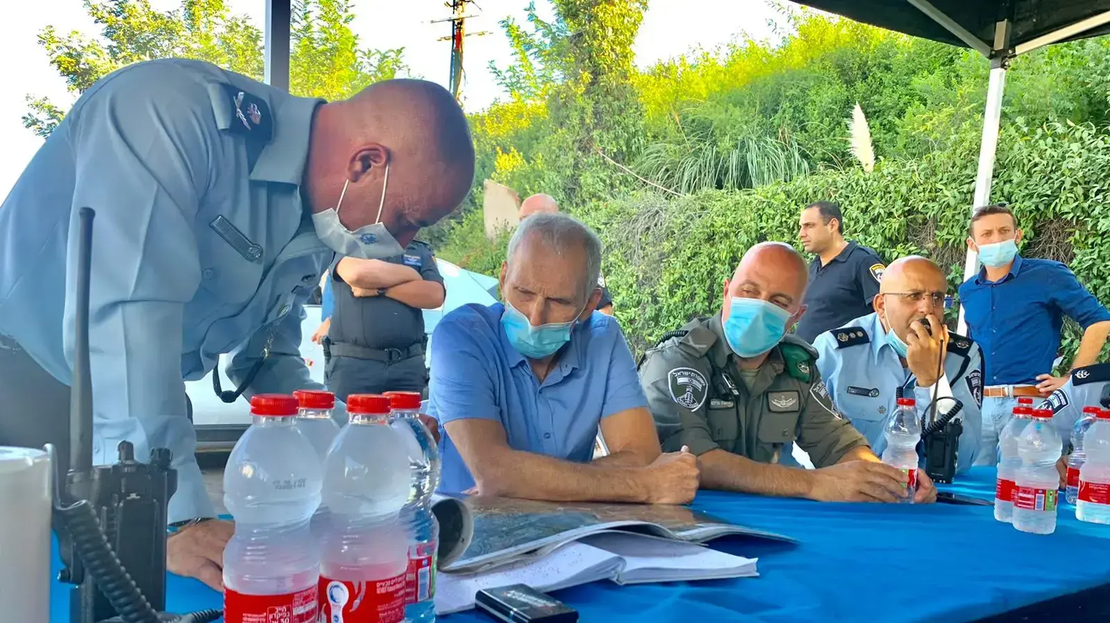 השר לבטחון הפנים, עמר בר-לב, בחפ״ק כוחות ההצלה בשורש- הערכת מצב ממפקד מחוז ירושלים, ניצב דורון תורג׳מן
השריפה באיזור ירושלים מעל מושב גבעת יערים
16 באוגוסט 2021 השר לבטחון הפנים, עמר בר-לב, בחפ״ק כוחות ההצלה בשורש- הערכת מצב ממפקד מחוז ירושלים, ניצב דורון תורג׳מן
השריפה באיזור ירושלים מעל מושב גבעת יערים
16 באוגוסט 2021