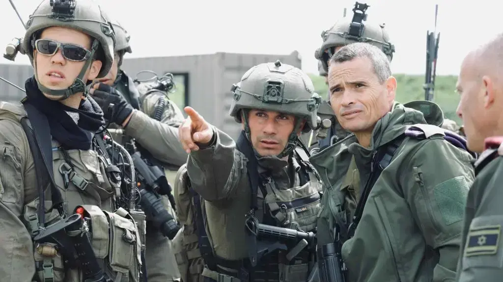 היחידה הרב מימדית | מפקד היחידה הרבמימדית אל"מ עמי ביטון באמצע . מצד ימין האלוף יואל סטריק מפקד זרוע היבשה היחידה הרב מימדית | מפקד היחידה הרבמימדית אל"מ עמי ביטון באמצע . מצד ימין האלוף יואל סטריק מפקד זרוע היבשה