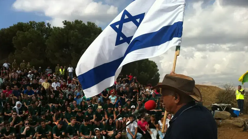 אביגדור קהלני מרצה בפני שמיניסטים לפני גיוס אביגדור קהלני מרצה בפני שמיניסטים לפני גיוס