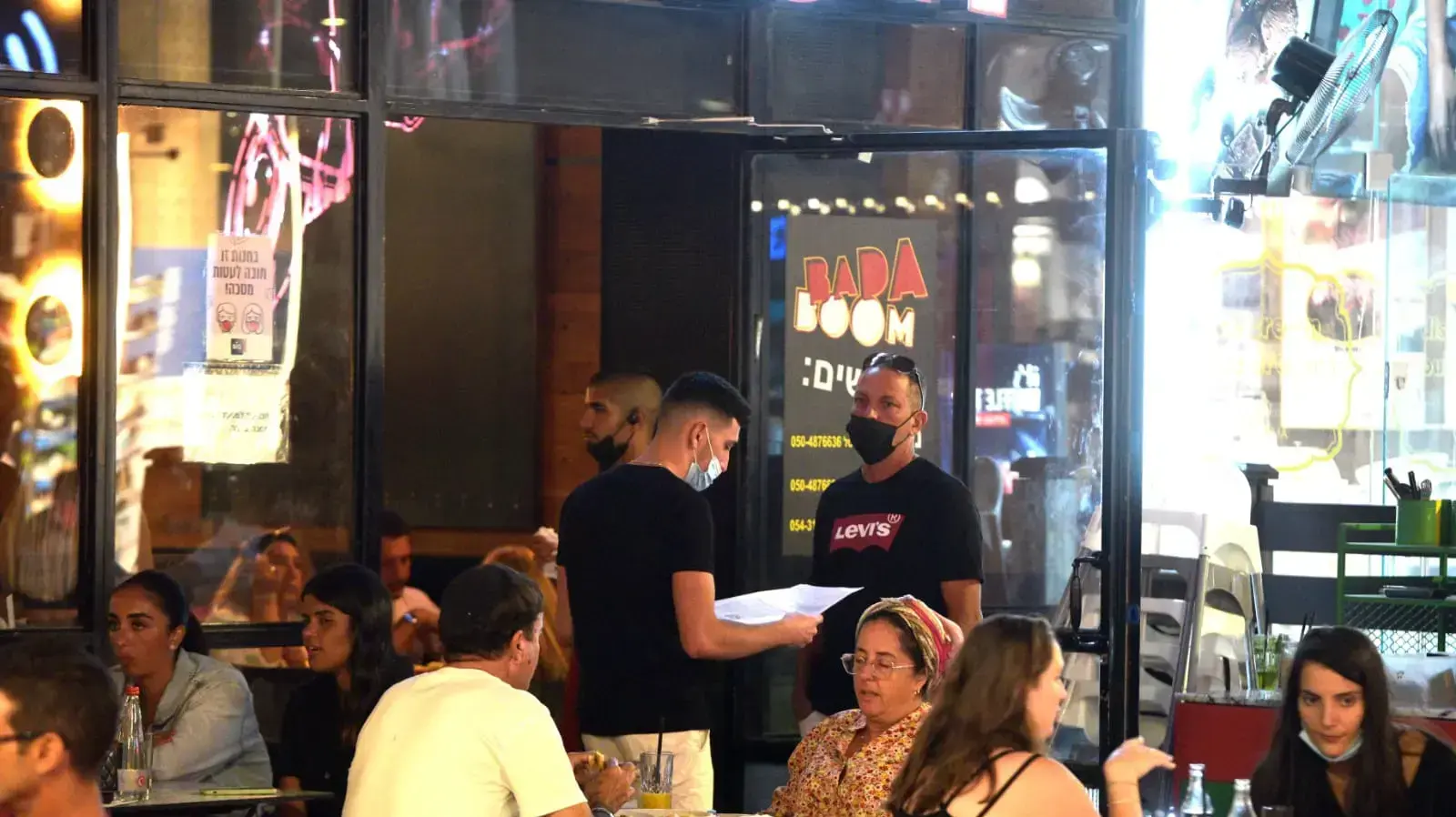 מבלים במסעדות לאחר הפעלת התו הירוק, אשדוד, 18 באוגוסט 2021 מבלים במסעדות לאחר הפעלת התו הירוק, אשדוד, 18 באוגוסט 2021