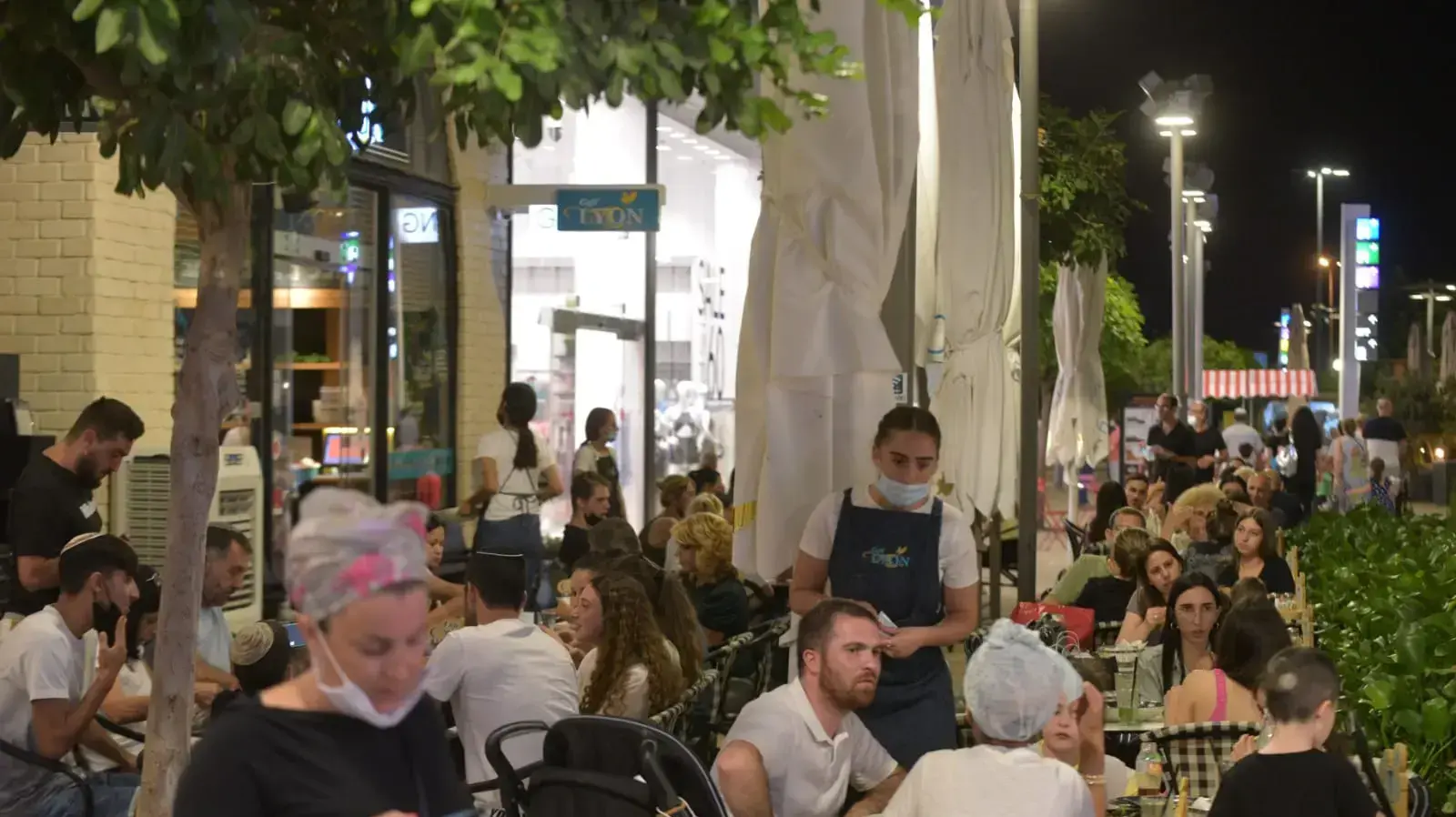 מבלים במסעדות לאחר הפעלת התו הירוק, אשדוד, 18 באוגוסט 2021