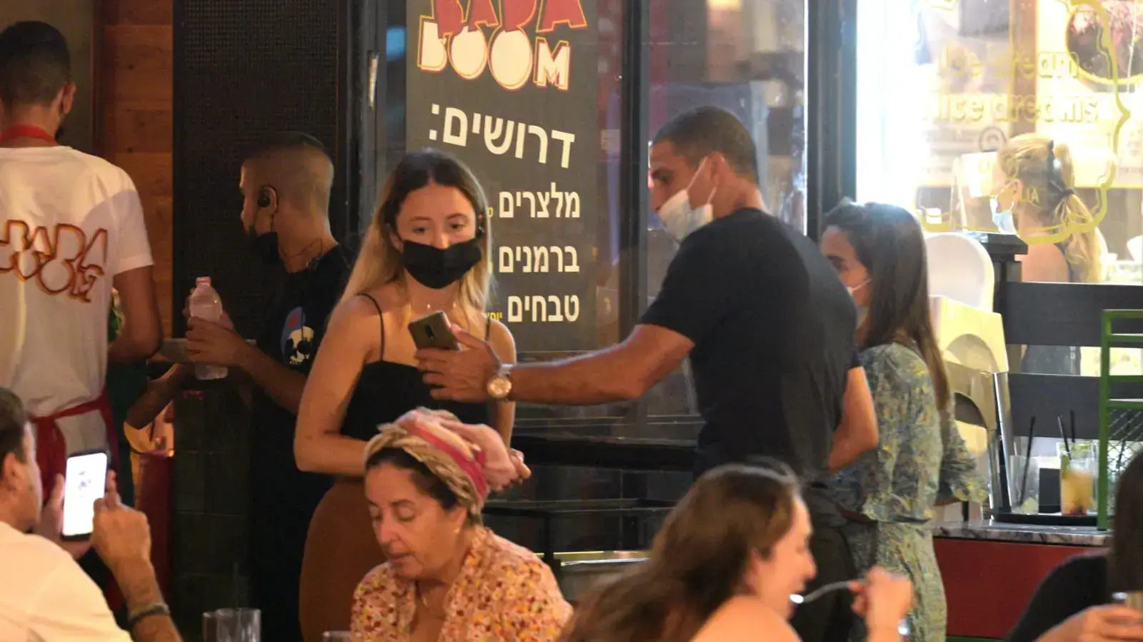 מבלים במסעדות לאחר הפעלת התו הירוק, אשדוד, 18 באוגוסט 2021 מבלים במסעדות לאחר הפעלת התו הירוק, אשדוד, 18 באוגוסט 2021