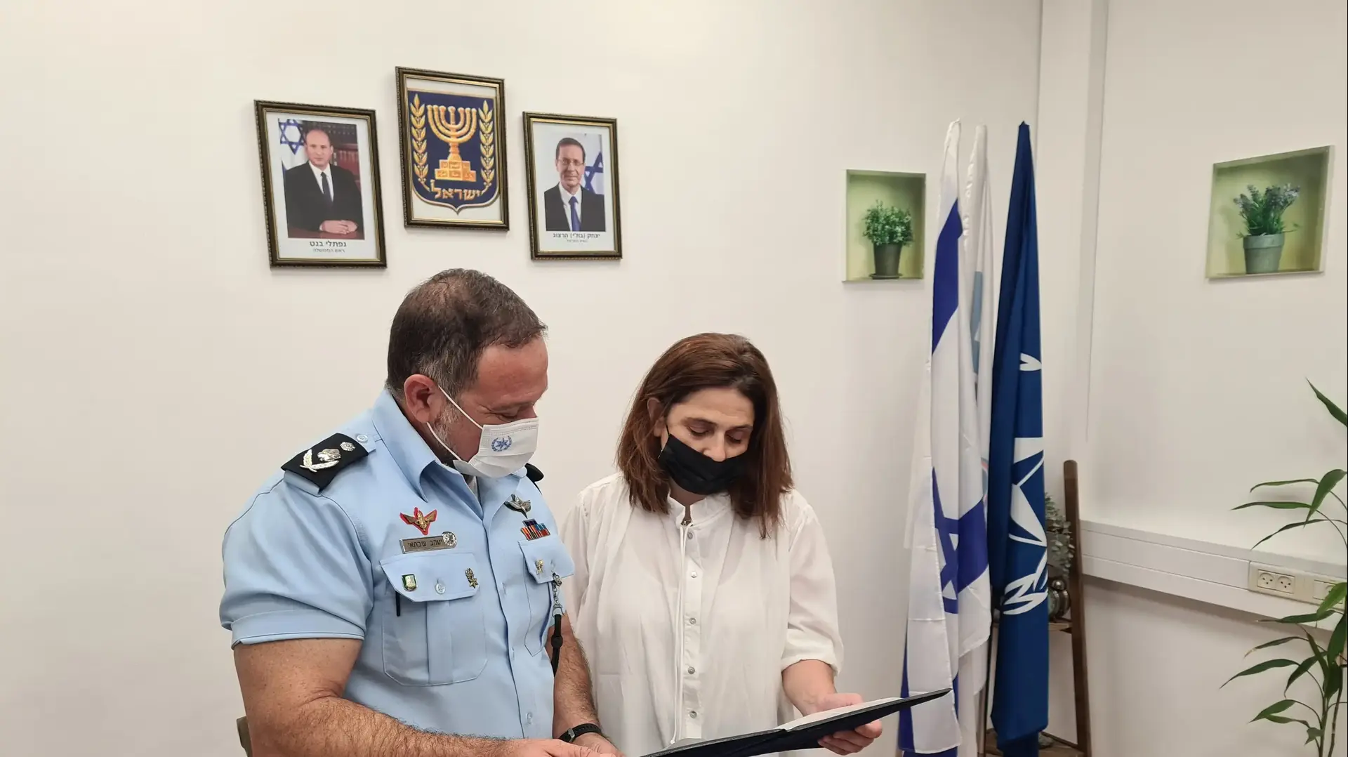 מפכ"ל המשטרה קובי שבתאי השביע אמונים למשטרת ישראל את גאולה מלכא, אמה של לוחמת מג"ב הדס מלכא, 19 באוגוסט 2021