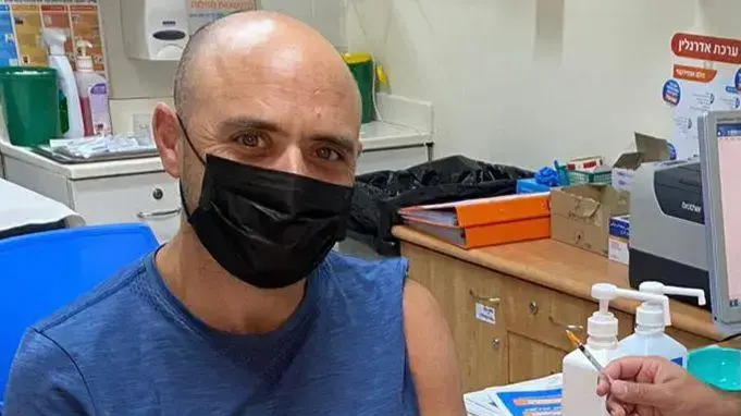 ליאור מאיר שיאון, בן 44 מהוד השרון, התחסן במנה השלישית לקורונה בקופת חולים מאוחדת, 19 באוגוסט 2021 ליאור מאיר שיאון, בן 44 מהוד השרון, התחסן במנה השלישית לקורונה בקופת חולים מאוחדת, 19 באוגוסט 2021