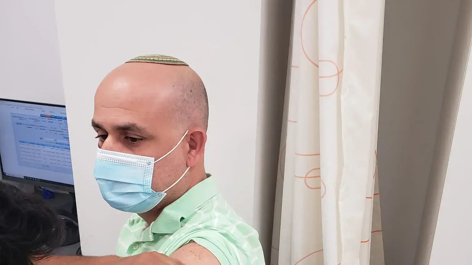 אבי מרגי, בן 43 מגבעת שמואל, התחסן במנה השלישית לקורונה בקופת חולים מאוחדת בפתח תקווה, 19 באוגוסט 2021 אבי מרגי, בן 43 מגבעת שמואל, התחסן במנה השלישית לקורונה בקופת חולים מאוחדת בפתח תקווה, 19 באוגוסט 2021