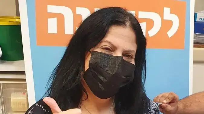 לימור, בת 47 מנתניה, מתחסנת בחיסון השלישי, 19 באוגוסט, 2021 לימור, בת 47 מנתניה, מתחסנת בחיסון השלישי, 19 באוגוסט, 2021