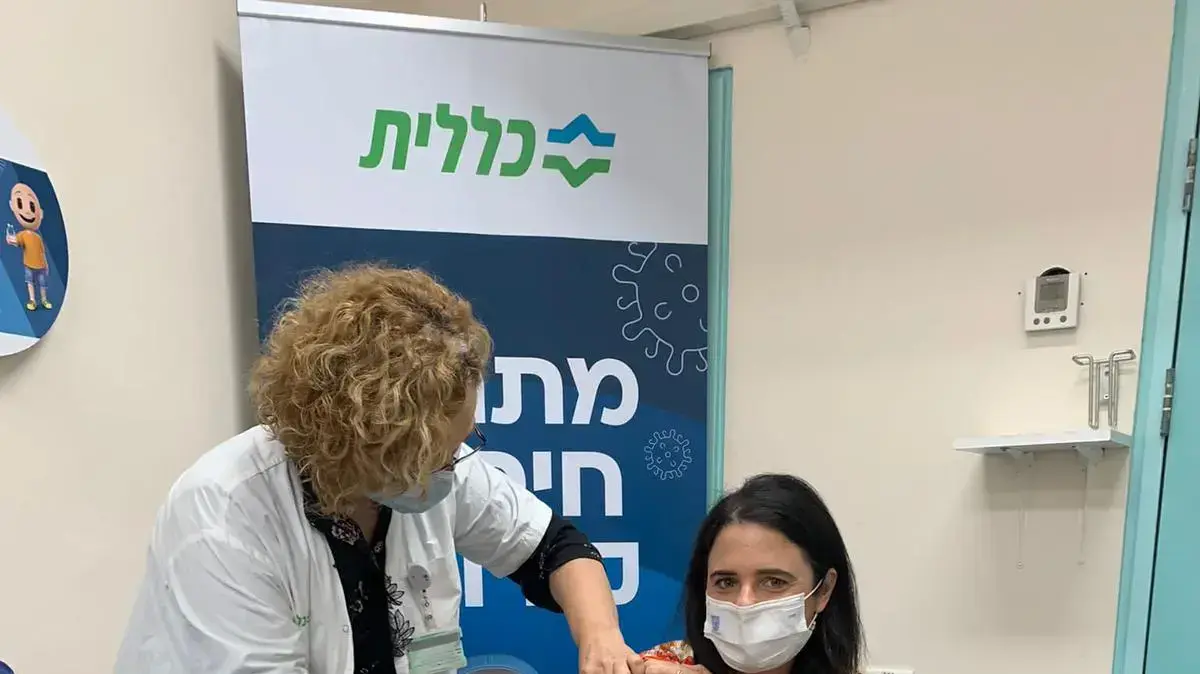 שרת הפנים איילת שקד מתחסנת במנת החיסון השלישית נגד נגיף הקורונה, 20 באוגוסט 2021 שרת הפנים איילת שקד מתחסנת במנת החיסון השלישית נגד נגיף הקורונה, 20 באוגוסט 2021