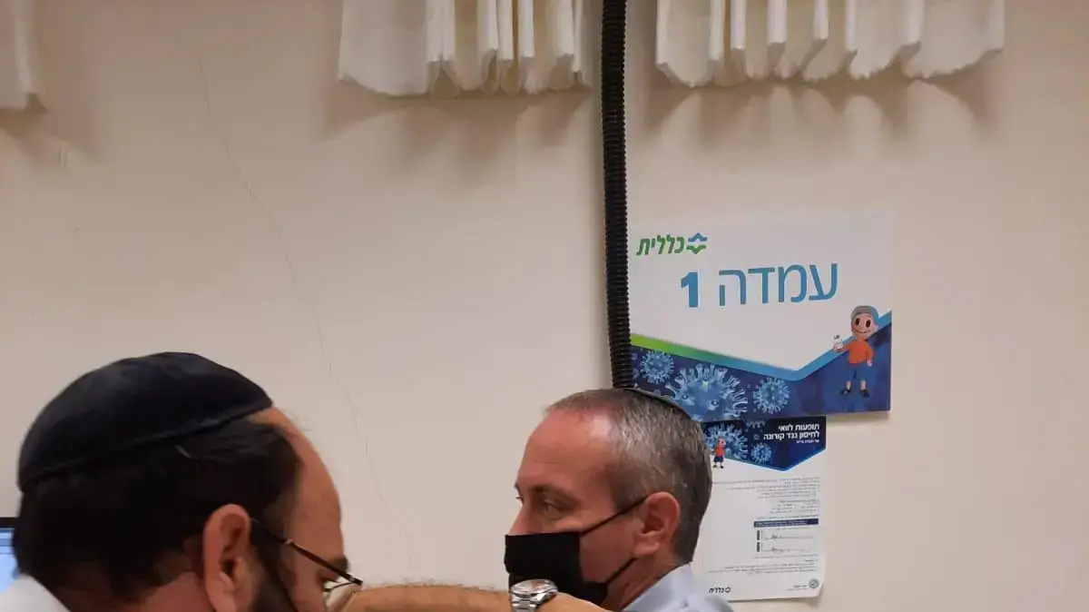 שר התרבות חילי טרופר מתחסן במנת החיסון השלישית במרפאת כללית בבית שמש, 20 באוגוסט 2021 שר התרבות חילי טרופר מתחסן במנת החיסון השלישית במרפאת כללית בבית שמש, 20 באוגוסט 2021