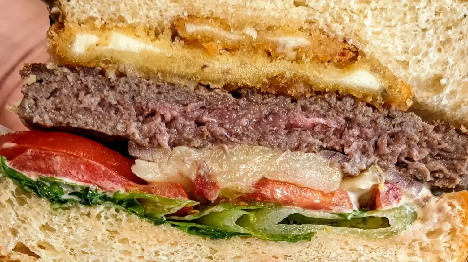 הולשטיין המבורגר של בשארה חינאווי, שוק הכרמל, תל אביב הולשטיין המבורגר של בשארה חינאווי, שוק הכרמל, תל אביב