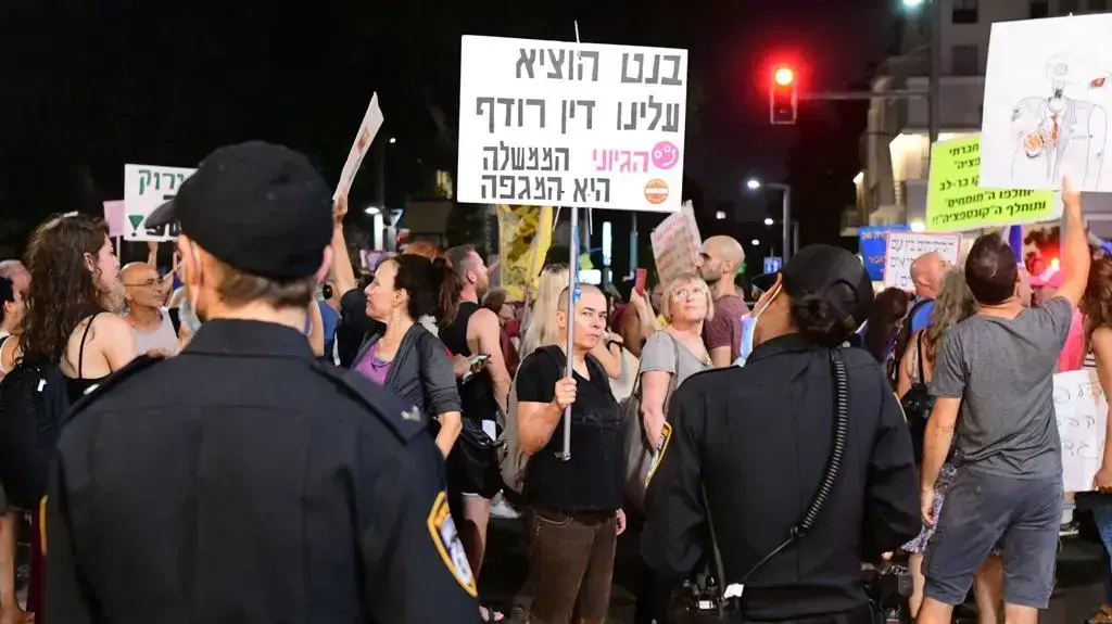 הפגנת מתנגדי חיסונים בכיכר הבימה בתל אביב 21 באוגוסט 2021 הפגנת מתנגדי חיסונים בכיכר הבימה בתל אביב 21 באוגוסט 2021