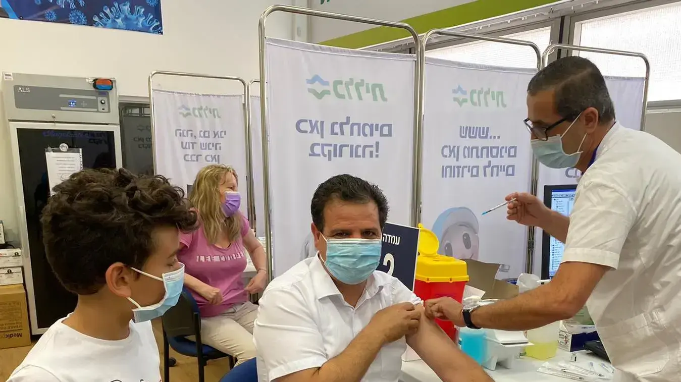 איימן עודה ובנו מתחסנים לקורונה, חיפה,22 באוגוסט 2021 איימן עודה ובנו מתחסנים לקורונה, חיפה,22 באוגוסט 2021