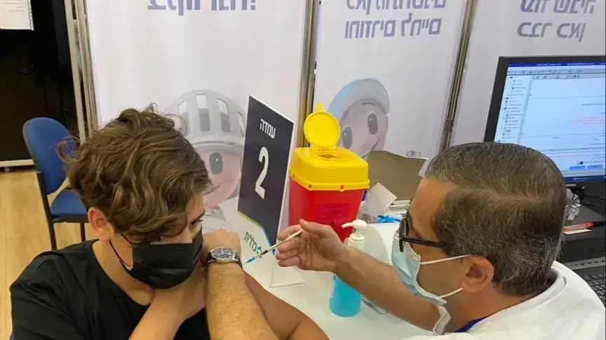 איימן עודה ובנו מתחסנים לקורונה, חיפה,22 באוגוסט 2021 איימן עודה ובנו מתחסנים לקורונה, חיפה,22 באוגוסט 2021