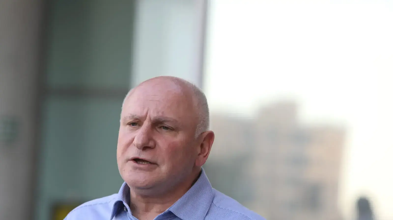 פרופסור יורם וייס מנכ"ל בית החולים הדסה  במסיבת עיתונאים של מנהלי בתי החולים הציבוריים מול משרד הבריאות, ירושלים, 22 באוגוסט 2021