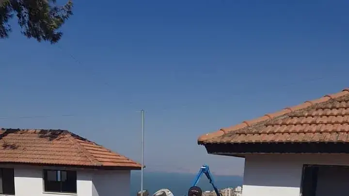 מתחם כפר הנופש בכפר חיטים. ברקע במת הרמה שהתהפכה באתר העבודות מתחם כפר הנופש בכפר חיטים. ברקע במת הרמה שהתהפכה באתר העבודות