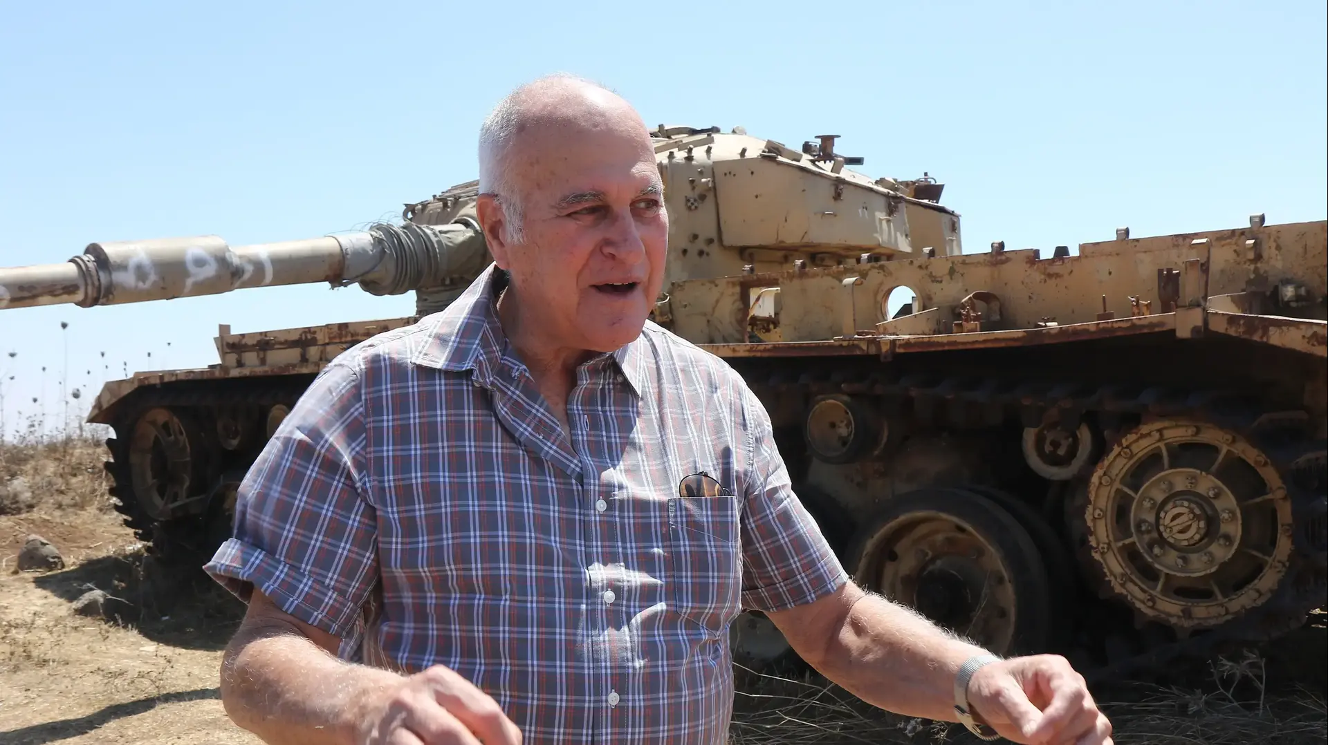 תא"ל (במיל') יאיר נפשי, מג"ד 74 במלחמת יום כיפור ליד הטנק בו נלחם, רמת הגולן, 23 באוגוסט 2021 תא"ל (במיל') יאיר נפשי, מג"ד 74 במלחמת יום כיפור ליד הטנק בו נלחם, רמת הגולן, 23 באוגוסט 2021