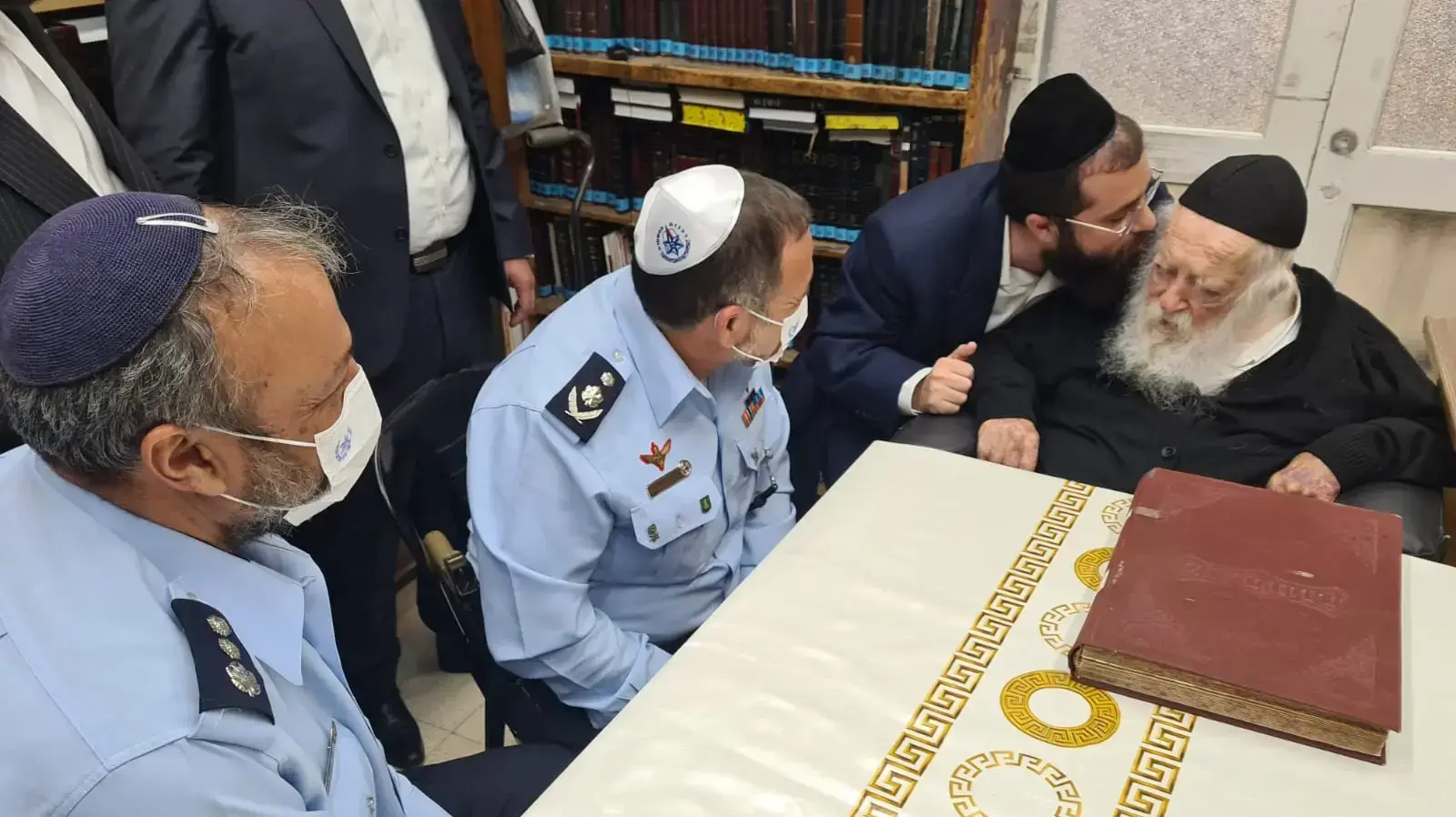 מפכ"ל המשטרה קובי שבתאי בביקור אצל הרב קנייבסקי, 23 באוגוסט 2021 מפכ"ל המשטרה קובי שבתאי בביקור אצל הרב קנייבסקי, 23 באוגוסט 2021