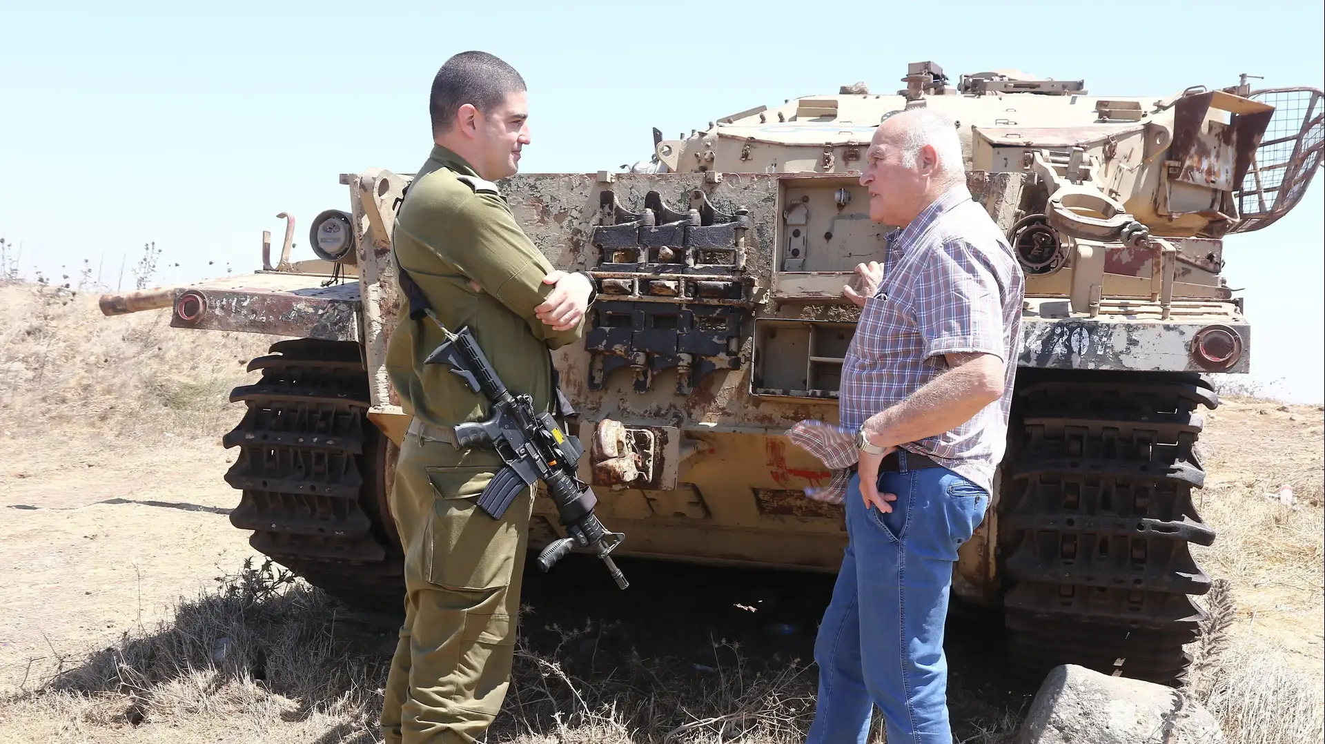 סא"ל עופר טכורש, מג"ד 74 ותא"ל (במיל') יאיר נפשי, מג"ד 74 במלחמת יום כיפור ליד הטנק בו נלחם, רמת הגולן, 23 באוגוסט 2021 סא"ל עופר טכורש, מג"ד 74 ותא"ל (במיל') יאיר נפשי, מג"ד 74 במלחמת יום כיפור ליד הטנק בו נלחם, רמת הגולן, 23 באוגוסט 2021