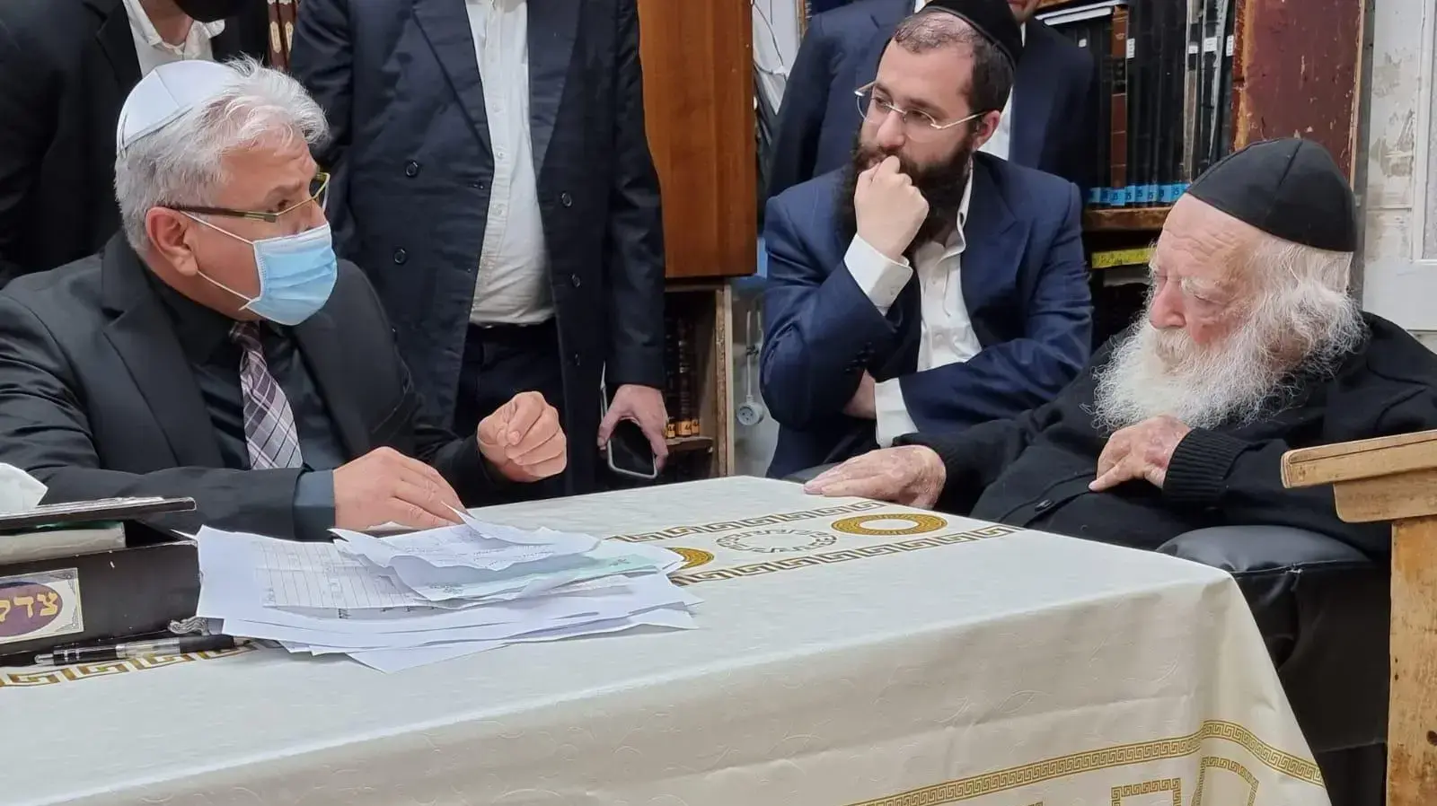 הרב קנייבסקי עם פרויקטור הקרונה סלמן זרקא הרב קנייבסקי עם פרויקטור הקרונה סלמן זרקא