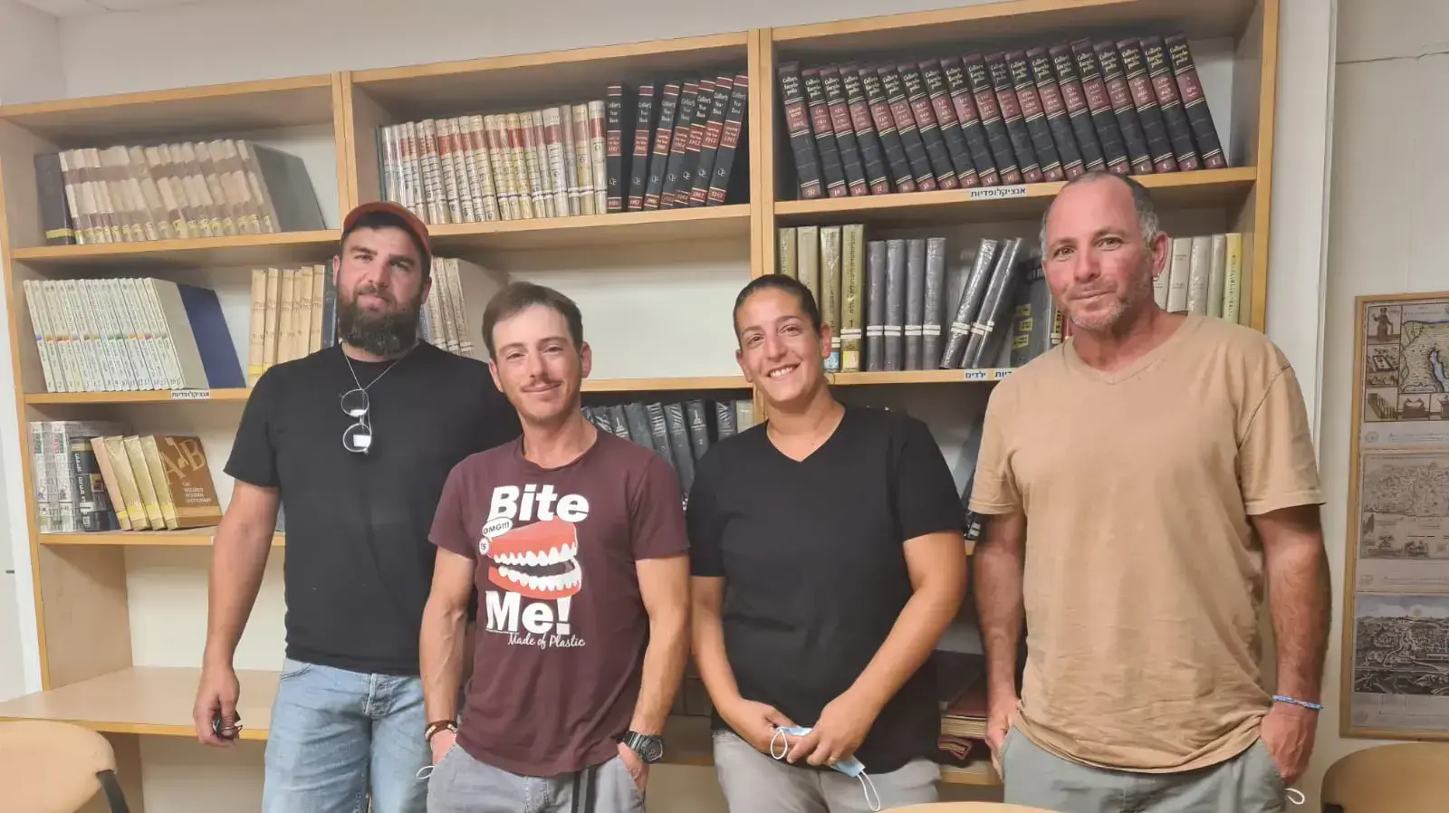 ניני המייסדים שהתקבלו לחברות בעין חרוד. מימין: רון ס ילנסקי, דניאל מסורי, יובל דרום, זיו דור ניני המייסדים שהתקבלו לחברות בעין חרוד. מימין: רון ס ילנסקי, דניאל מסורי, יובל דרום, זיו דור