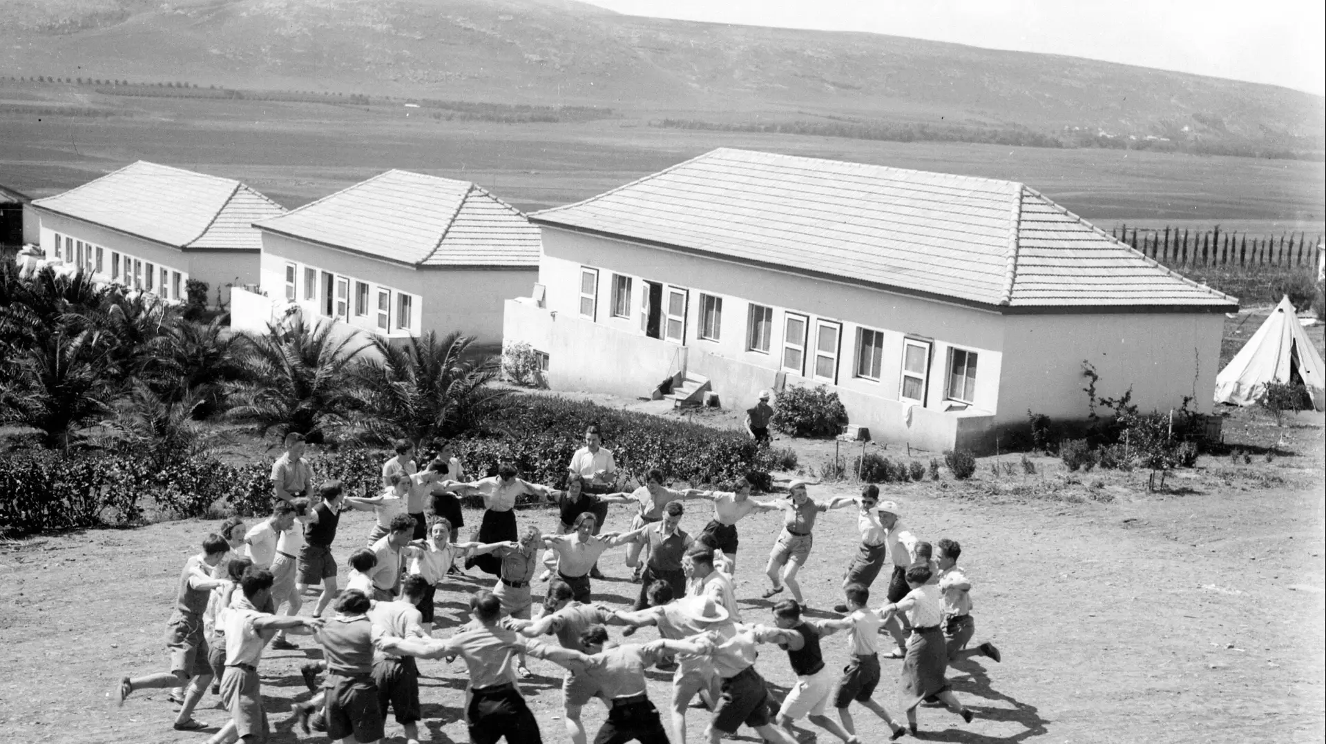 עירים מ"עליית הנוער" בגרמניה, רוקדים הורה בקיבוץ עיןחרוד עירים מ"עליית הנוער" בגרמניה, רוקדים הורה בקיבוץ עיןחרוד