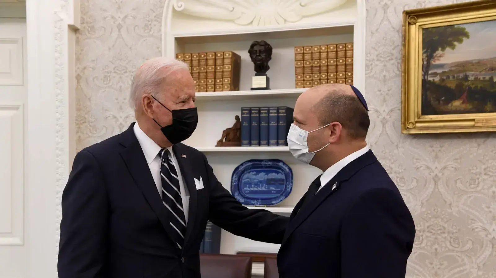 נשיא ארה"ב, ג'ו ביידן וראש הממשלה, נפתל בנט בפתח פגישתם בבית הלבן 27 באוגוסט 2021 