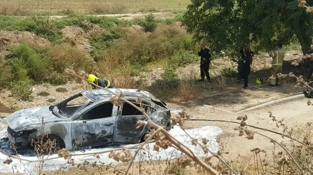 מכונית שעלתה באש בלוד, 28 באוגוסט 2021 מכונית שעלתה באש בלוד, 28 באוגוסט 2021