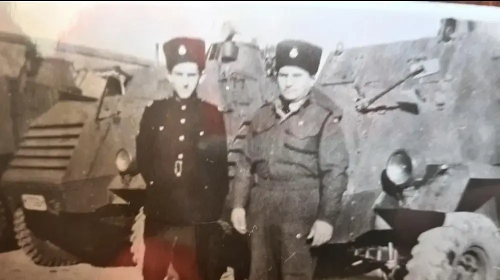 אריק פניגשטיין ואביו זאב במדי המשטרה הבריקית אריק פניגשטיין ואביו זאב במדי המשטרה הבריקית