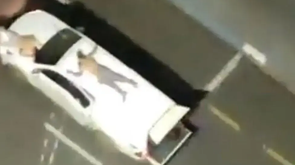 תושבים שנקשרו לרכב מילוט של שודדי בנק, ברזיל, 30 באוגוסט 2021