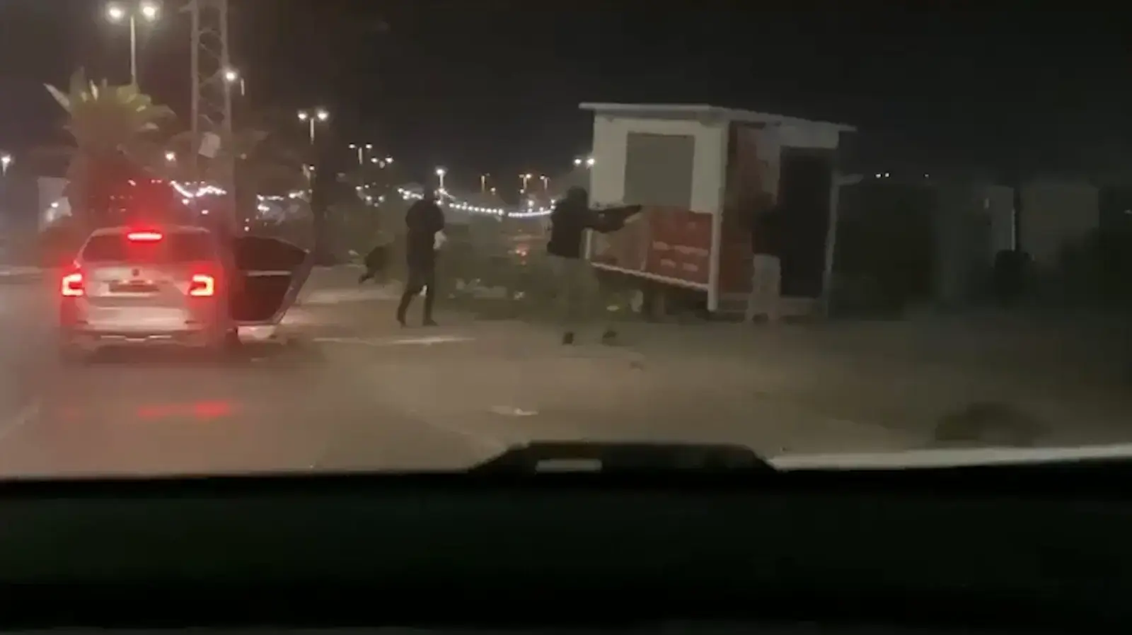 תיעוד: תושבי רהט ירו לעבר בית בעקבות סכסוך בין משפחות
31.8.21 תיעוד: תושבי רהט ירו לעבר בית בעקבות סכסוך בין משפחות
31.8.21