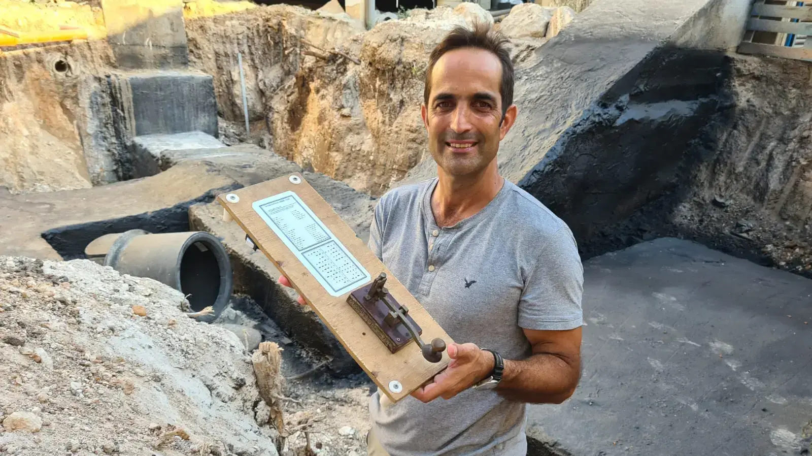 שיקום סליק שפעל לפני שמונים שנה בקיבוץ גבת | רון יזרעאלי מעל הסליק, מחזיק דגם של מכשיר מורס 1 בספטמבר 2021