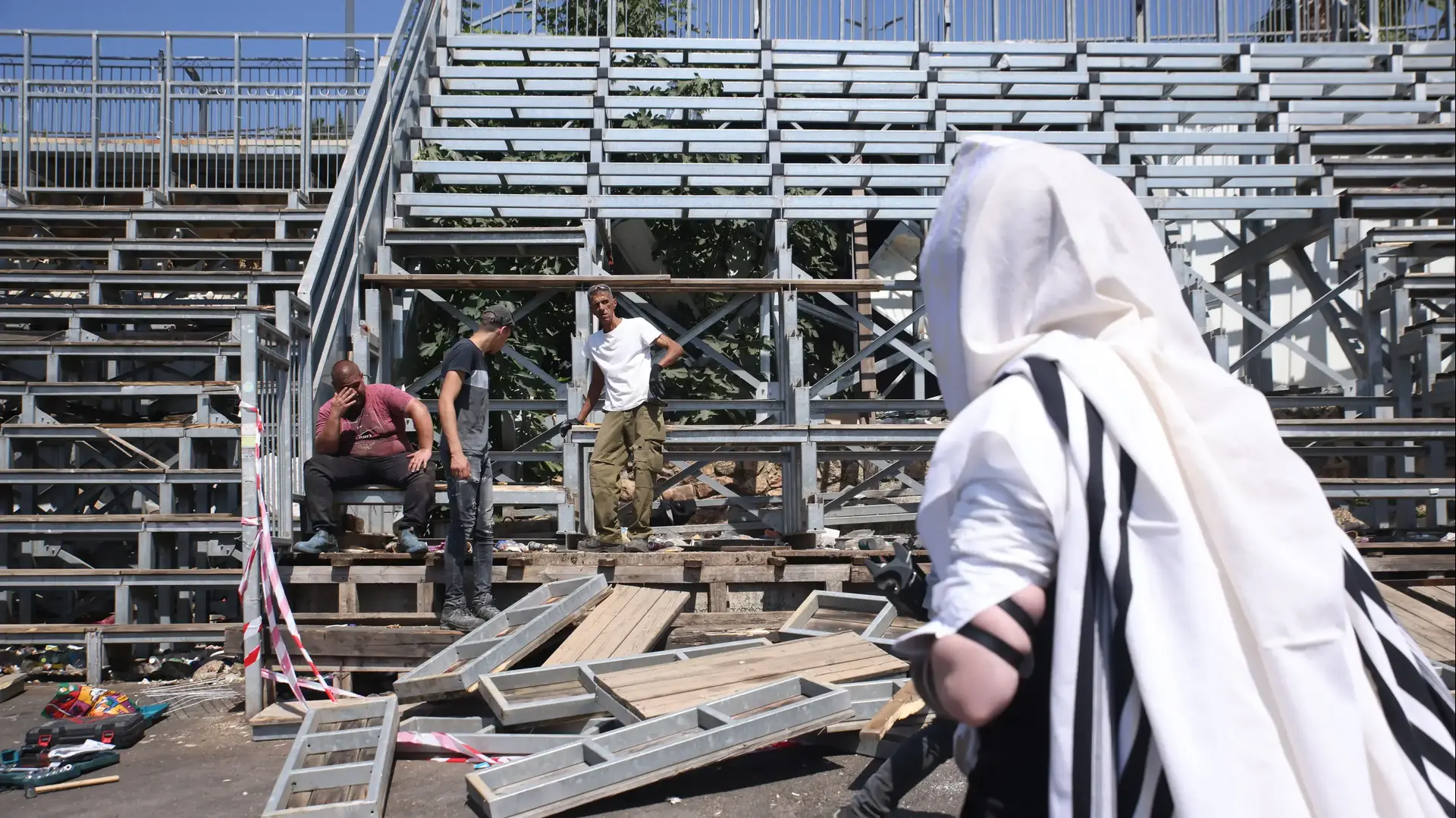פירוק הטריבונות ("פראנצ'עס") שנבנו לפני מספר שנים סביב ציון הרשב"י במירון 31 באוגוסט 2021 פירוק הטריבונות ("פראנצ'עס") שנבנו לפני מספר שנים סביב ציון הרשב"י במירון 31 באוגוסט 2021