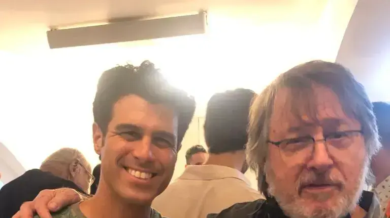 עודד קוטלר וטל מוסרי לאחר ההצגה "עוד חוזר הניגון" בתיאטרון הבימה, שבה שיחק מוסרי את דמותו של קוטלר