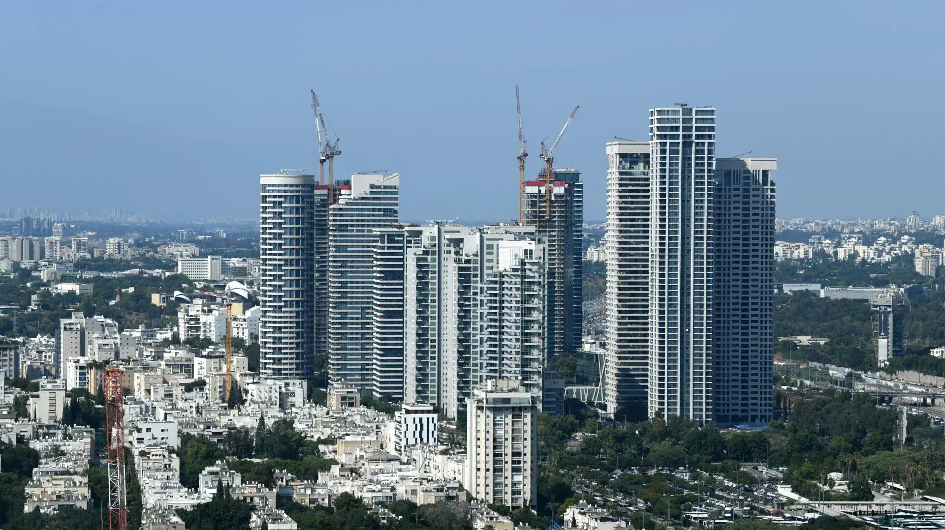 מגדלים בתל אביב, 1 בספטמבר 2021 מגדלים בתל אביב, 1 בספטמבר 2021