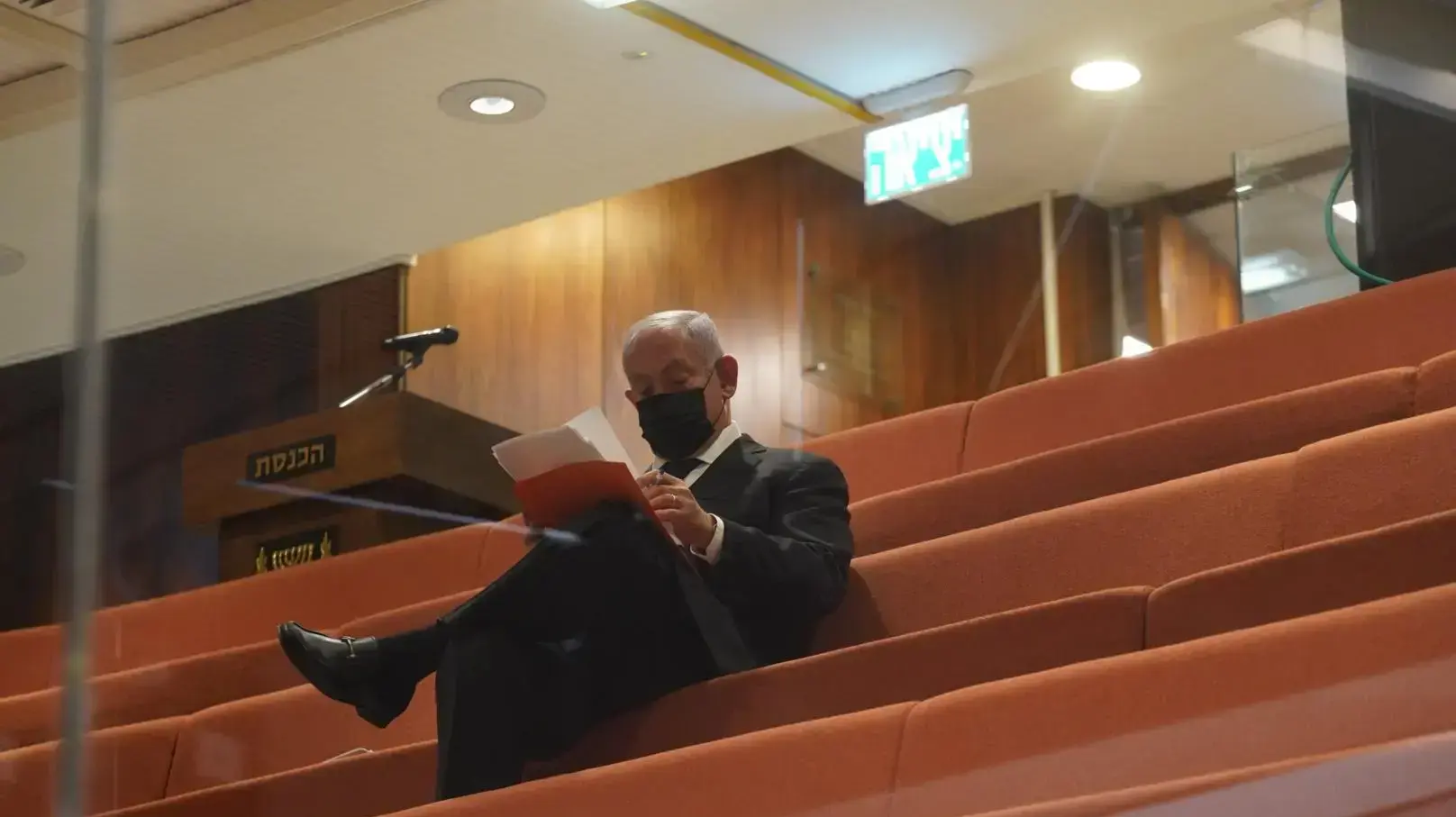 נתניהו במהלך שהותו בכנסת
בעמדת הבידוד 2 בספטמבר 2021
נתניהו במהלך שהותו בכנסת
בעמדת הבידוד 2 בספטמבר 2021