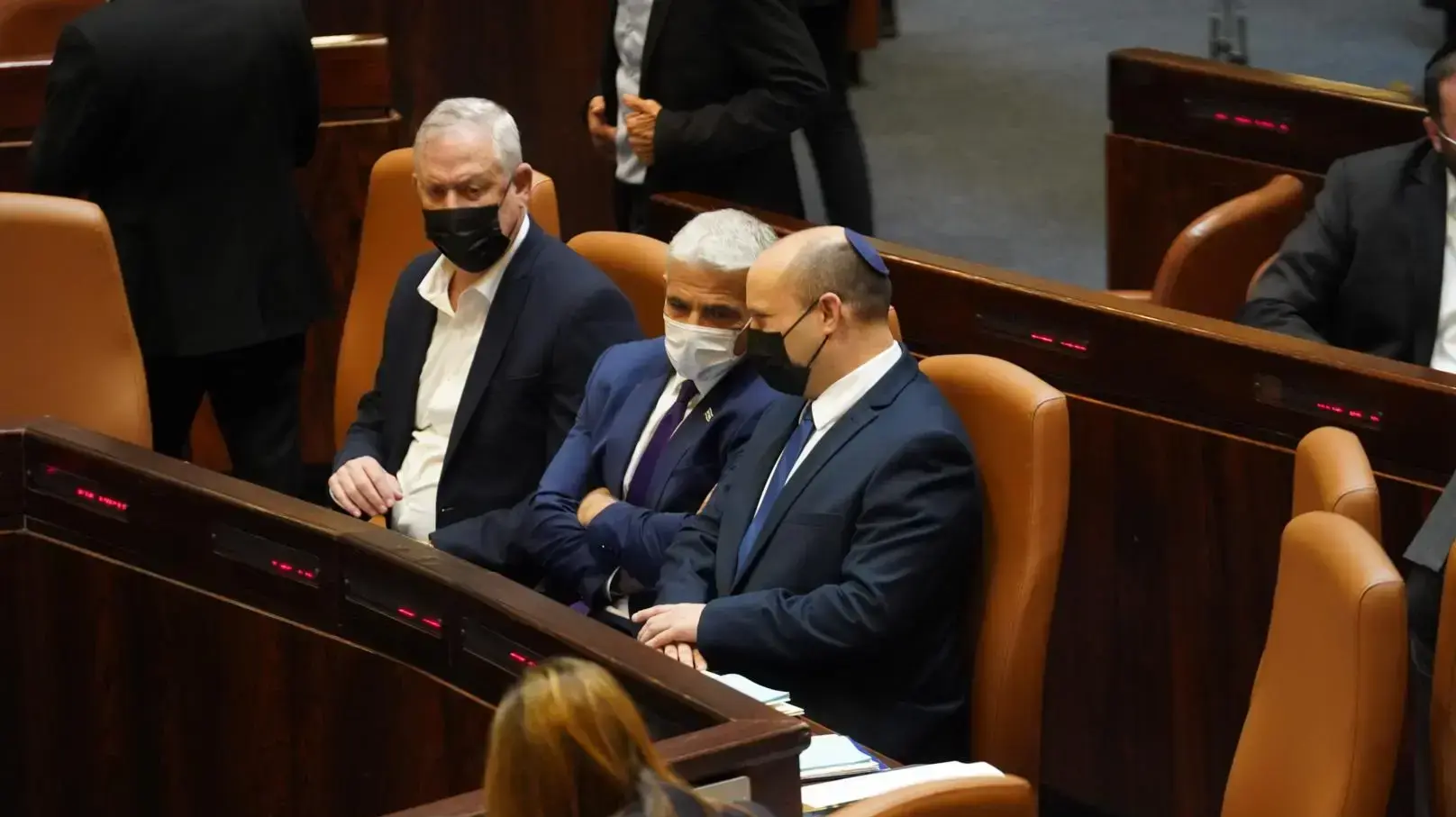 רה"מ נפתלי בנט, שר החוץ יאיר לפיד ושר הביטחון בני גנץ בדיון במליאת הכנסת, 2 בספטמבר 2021 רה"מ נפתלי בנט, שר החוץ יאיר לפיד ושר הביטחון בני גנץ בדיון במליאת הכנסת, 2 בספטמבר 2021