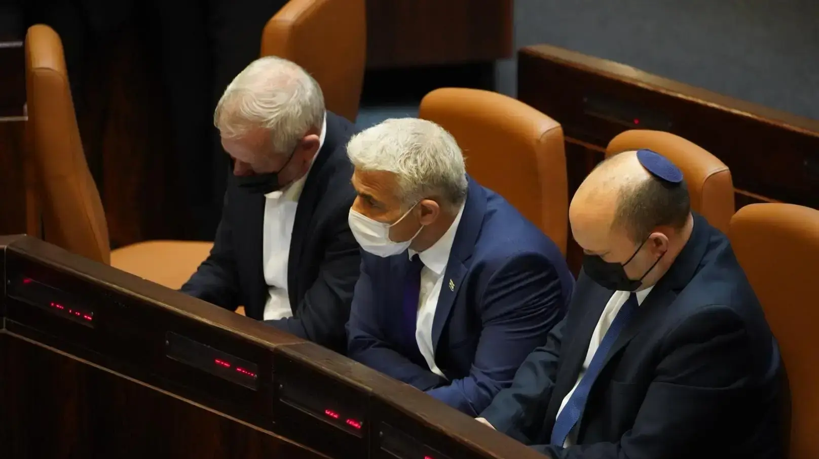 רה"מ נפתלי בנט, שר החוץ יאיר לפיד ושר הביטחון בני גנץ בדיון במליאת הכנסת, 2 בספטמבר 2021 רה"מ נפתלי בנט, שר החוץ יאיר לפיד ושר הביטחון בני גנץ בדיון במליאת הכנסת, 2 בספטמבר 2021