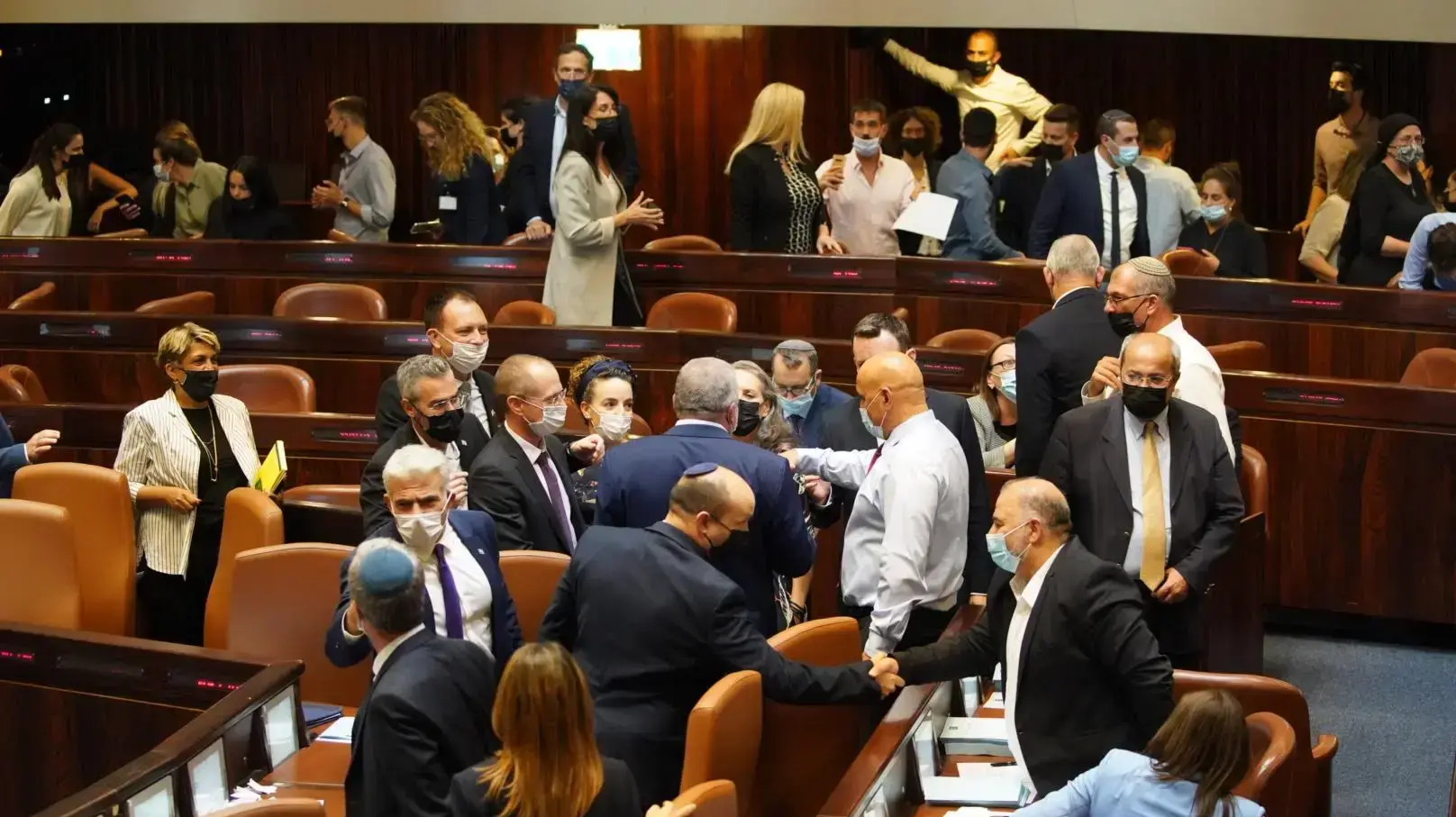 רה"מ נפתלי בנט וחברי הכנסת לאחר ההצבעה על התקציב במליאת הכנסת, 2 בספטמבר 2021 רה"מ נפתלי בנט וחברי הכנסת לאחר ההצבעה על התקציב במליאת הכנסת, 2 בספטמבר 2021