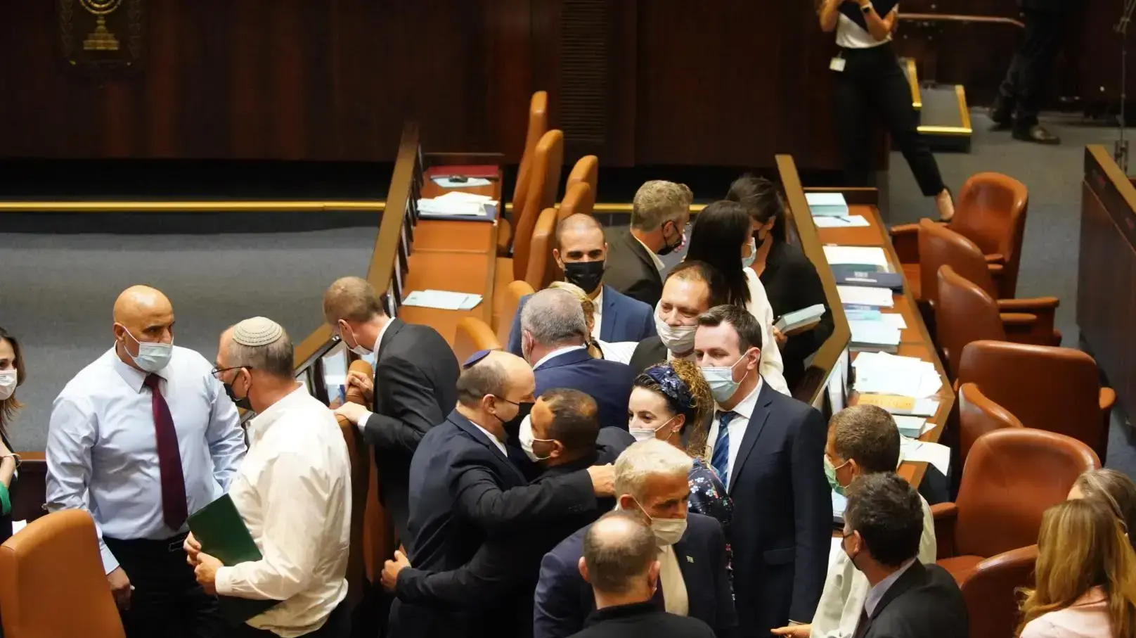 רה"מ נפתלי בנט וחברי הכנסת לאחר ההצבעה על התקציב במליאת הכנסת, 2 בספטמבר 2021 רה"מ נפתלי בנט וחברי הכנסת לאחר ההצבעה על התקציב במליאת הכנסת, 2 בספטמבר 2021