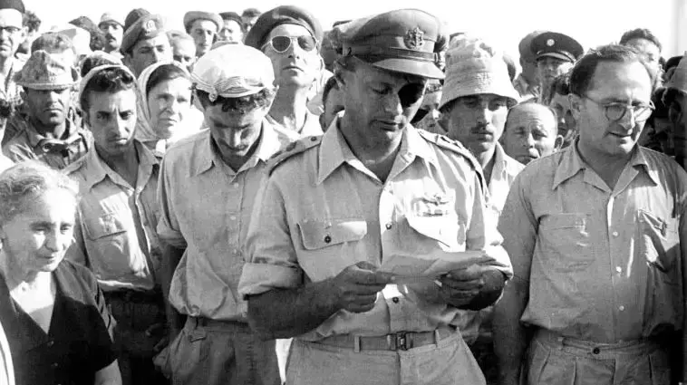 משה דיין בהלווייתו של רועי רוטברג משה דיין בהלווייתו של רועי רוטברג