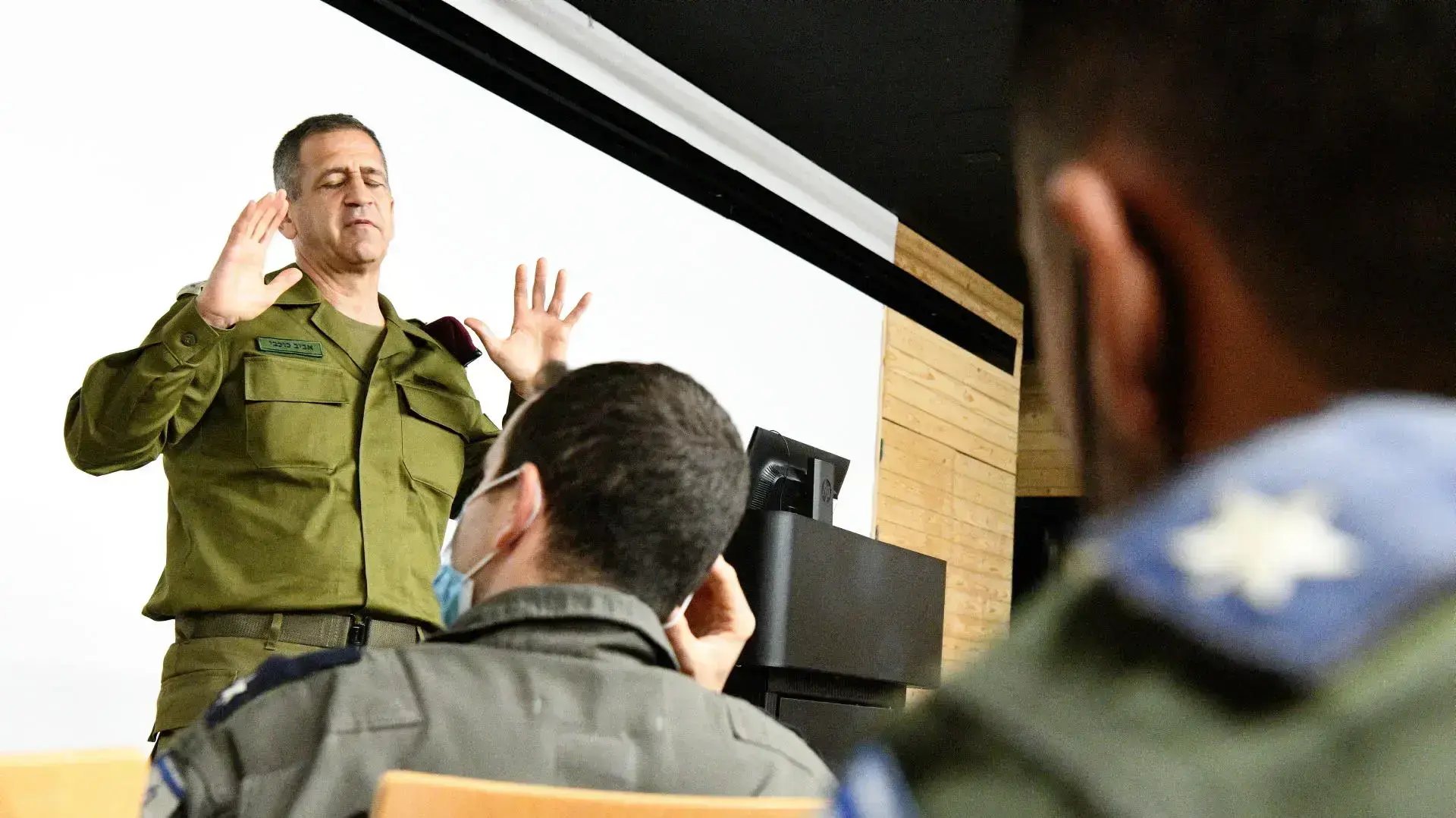 הרמטכ"ל רא"ל אביב כוכבי בשיחה עם טייסים, 3 בספטמבר 2021 הרמטכ"ל רא"ל אביב כוכבי בשיחה עם טייסים, 3 בספטמבר 2021