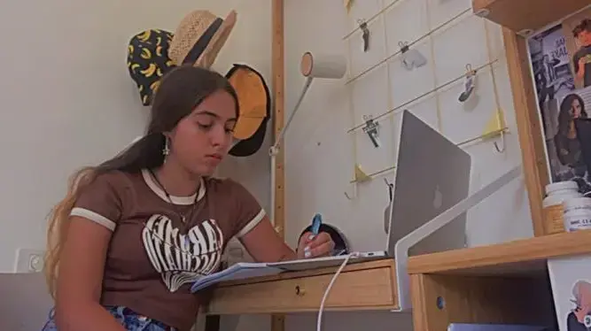 תלמידה לומדת דרך הזום תלמידה לומדת דרך הזום