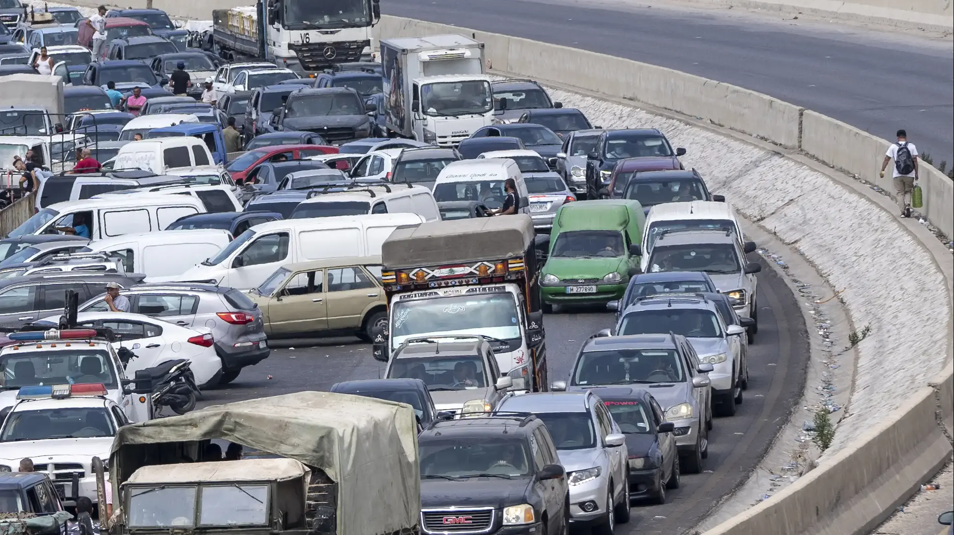 עומסי תנועה בדרך לתחנת דלק בכביש מהיר המחבר בין ביירות לדרום לבנון, 3 בספטמבר 2021
