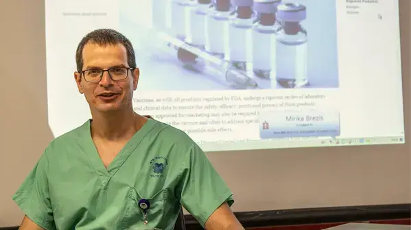 פרופ' דניאל שפשלוביץ, סגן מנהל מחלקה פנימית בבית החולים איכילוב