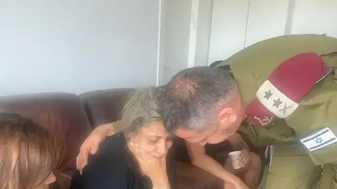 הרמטכ״ל כוכבי מנחם את אימו של בראל שמואלי ז״ל הרמטכ״ל כוכבי מנחם את אימו של בראל שמואלי ז״ל
