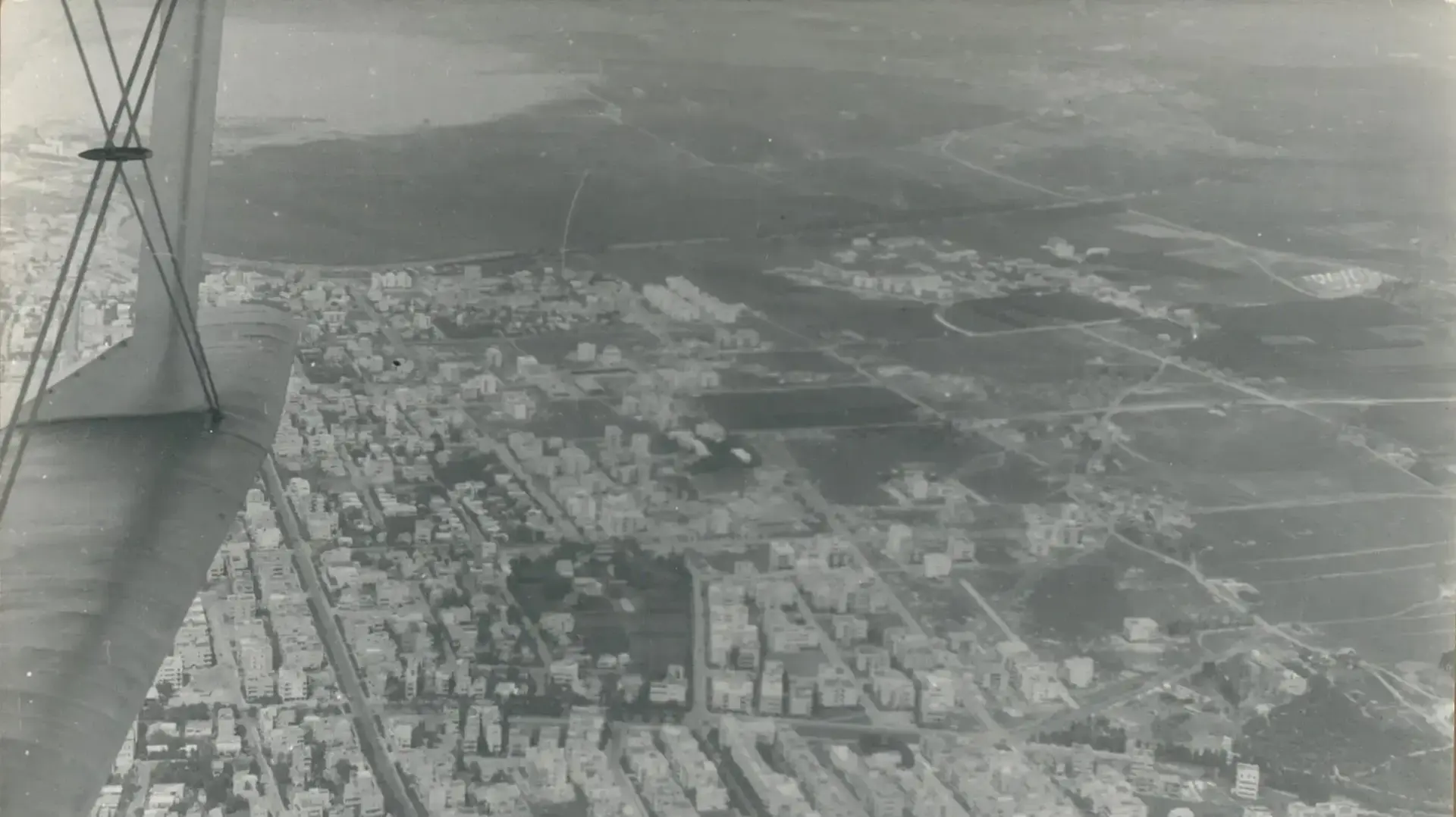 תל אביב מבעד לתצ"א כנף המטוס המצלם