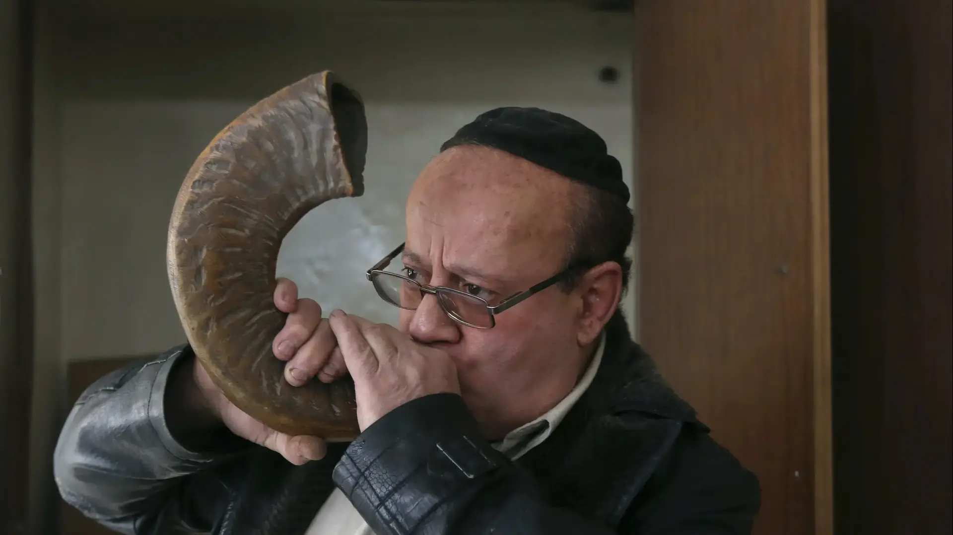 זבולון סימנטוב תוקע בשופר בבית כנסת בקאבול, אפגניסטן, 5 בנובמבר 2013
