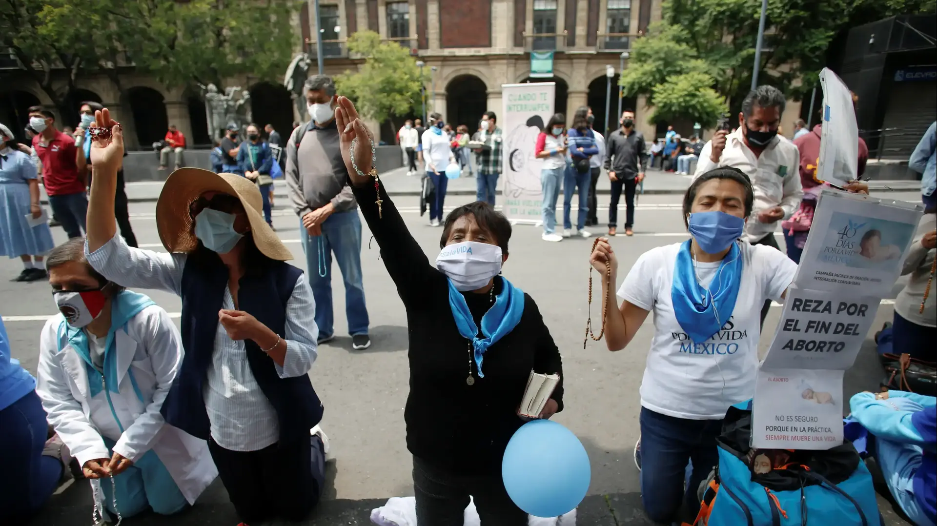 Catholics pray as they protest the decision of Mexico's Supreme Court of Justice of the Nation (SCJN) that declared the criminalization of abortion unconstitutional, in Mexico City, Mexico September 7, 2021. REUTERS/Gustavo Graf
Catholics pray as they protest the decision of Mexico's Supreme Court of Justice of the Nation (SCJN) that declared the criminalization of abortion unconstitutional, in Mexico City, Mexico September 7, 2021. REUTERS/Gustavo Graf
