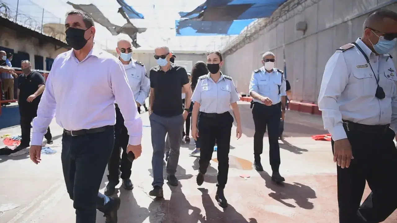 השר לביטחון הפנים, עמר בר-לב, סייר בכלא ״קציעות״, בליווי סגן השר יואב סגלוביץ ונציבת שב״ס, רב-גונדר, קטי פרי, 9 בספטמבר 2021 השר לביטחון הפנים, עמר בר-לב, סייר בכלא ״קציעות״, בליווי סגן השר יואב סגלוביץ ונציבת שב״ס, רב-גונדר, קטי פרי, 9 בספטמבר 2021