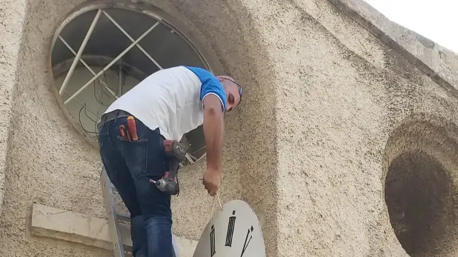 תיקון השעון ההיסטורי שעל קיר בית "טליתא קומי" תיקון השעון ההיסטורי שעל קיר בית "טליתא קומי"